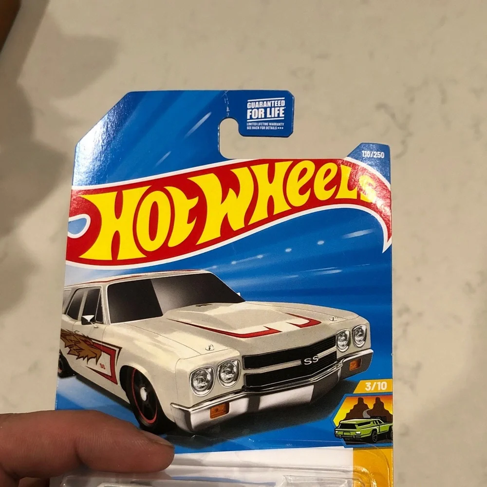 Mattel Hot Wheels '70 Chevelle SS Wagon - White and Red